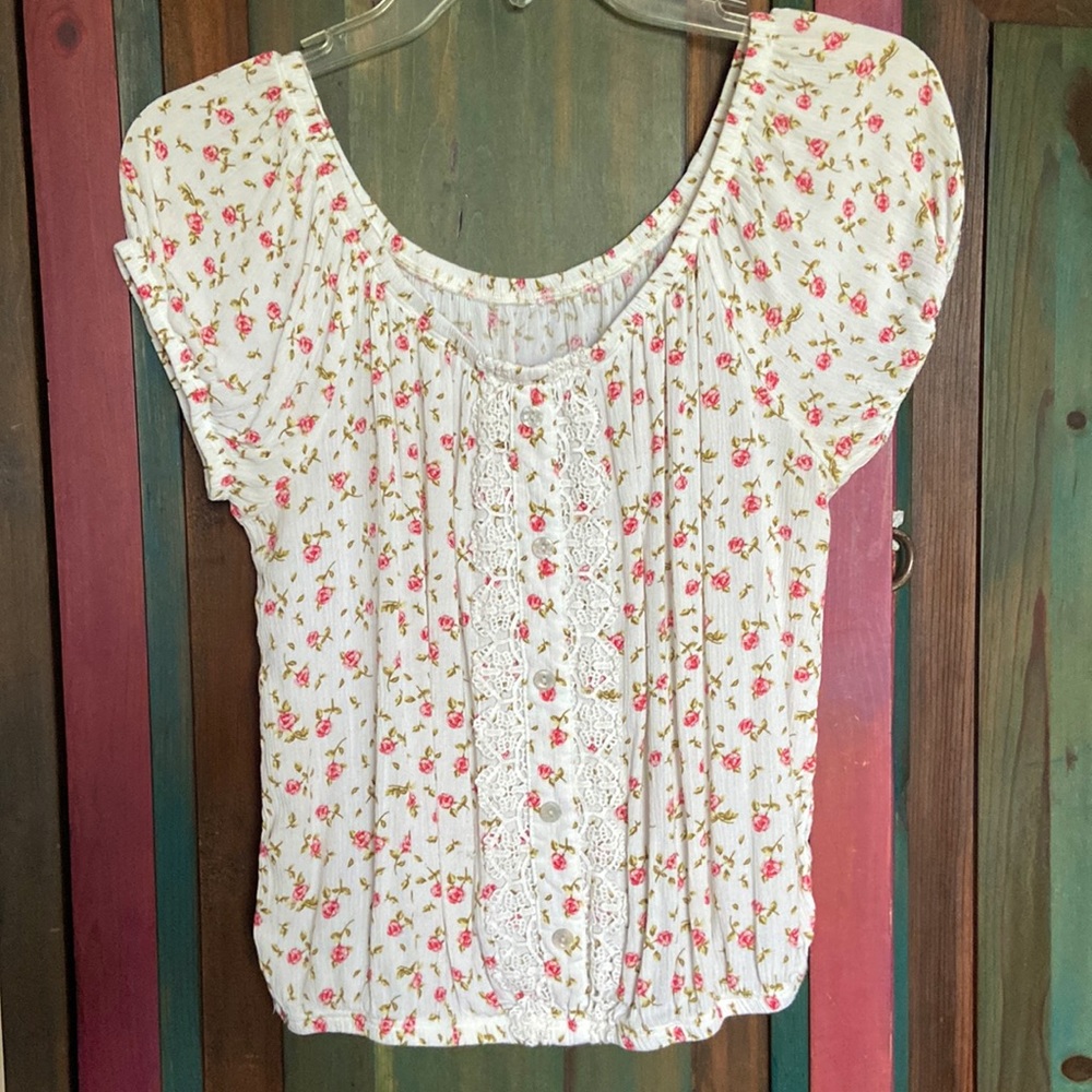 •Ladies Short-Sleeved Blouse •Size M •Small Flower Print/Red & Green • no brand